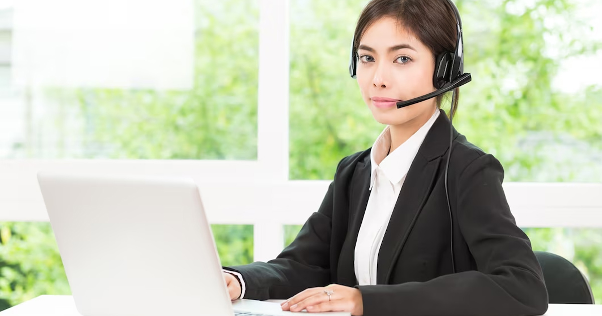 Hình ảnh nhân viên hỗ trợ khách hàng đang tư vấn qua điện thoại, đại diện cho dịch vụ 24/7 của ACB888