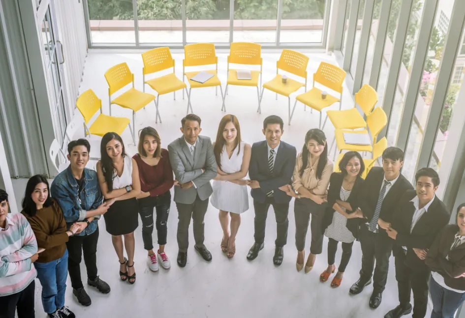 Hình ảnh biểu đồ tài chính và đồng xu, tượng trưng cho việc quản lý vốn cược một cách thông minh và có trách nhiệm.